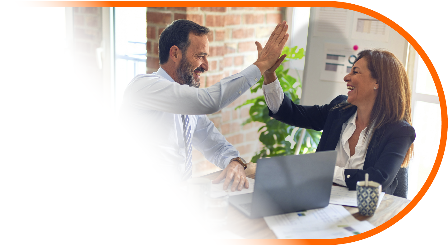 Personas celebrando un convenio